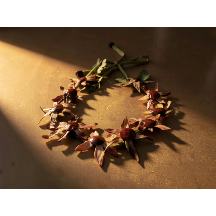Couronne KANZA Fleur recto-verso Feuille d'artichaut et son oignon rouge Stabilisé sur raphia