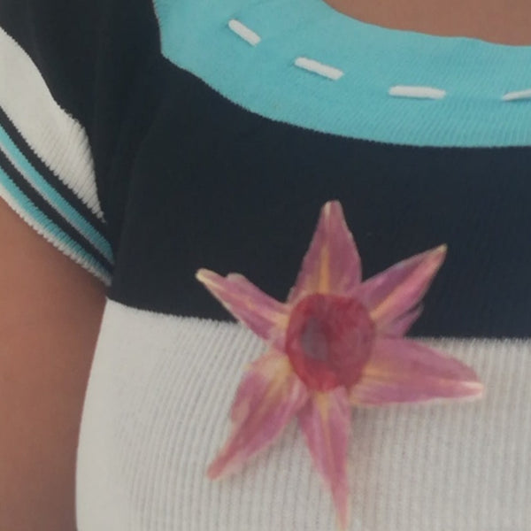Broche FLEUR feuille Artichaut et son oignon rouge stabilisés